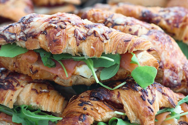 Mini croissant de salmón, rúcula y brie